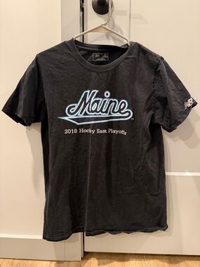 New Balance Black Graphic 'Maine' Short Sleeve Tee with Light Blue Accent